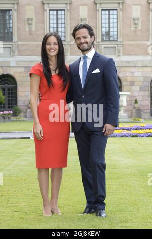 STOCKHOLM 20140627 le prince suédois Carl Philip, à droite, et Sofia Hellqvist, à gauche, ont annoncé leur engagement lors d'une conférence de presse au Palais de Stockholm, le vendredi 27 juin 2014. Foto: Jonas Ekstromer / TT / Kod 10030 Banque D'Images