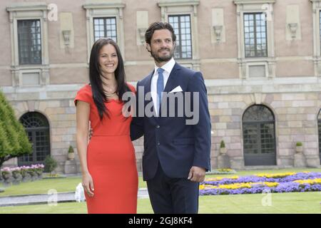 STOCKHOLM 20140627 le prince suédois Carl Philip, à droite, et Sofia Hellqvist, à gauche, ont annoncé leur engagement lors d'une conférence de presse au Palais de Stockholm, le vendredi 27 juin 2014. Foto: Jonas Ekstromer / TT / Kod 10030 Banque D'Images