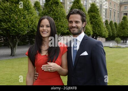 STOCKHOLM 20140627 le prince suédois Carl Philip, à droite, et Sofia Hellqvist, à gauche, ont annoncé leur engagement lors d'une conférence de presse au Palais de Stockholm, le vendredi 27 juin 2014. Foto: Jonas Ekstromer / TT / Kod 10030 Banque D'Images