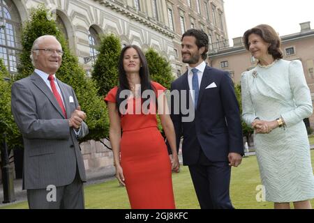 STOCKHOLM 20140627 le roi Carl Gustaf, à gauche, et la reine Silvia, à droite, posent avec le prince Carl Philip et Sofia Hellqvist pour annoncer leur engagement lors d'une conférence de presse au Palais de Stockholm, le vendredi 27 juin 2014. Foto: Jonas Ekstromer / TT / Kod 10030 Banque D'Images