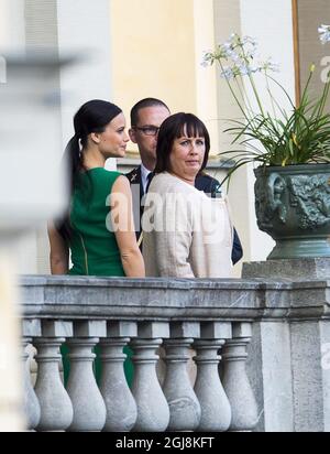 STOCKHOLM 20140627 Prince Carl Philip et Sofia Hellqvist lors d'un dîner privé au château de Drottningholm avec le roi Carl Gustaf, la reine Silvia et les parents de Sofia. Pic: Sofia Hellqvist avec sa mère Marie Hellqvist Foto: Suvad Mrkonjic / EXP / TT / Kod 7116 ** OUT AFTONBLADET ** Banque D'Images