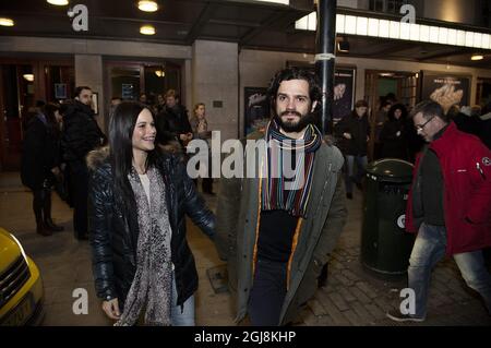 STOCKHOLM 20140129 le prince Carl Philip et sa petite amie Sofia Hellqvist quittent un théâtre à Stockholm, en Suède, le 29 janvier 2014. Foto: Anna-Karin Nilsson/ XP / TT / Kod 7141 ** HORS SUÈDE** Banque D'Images