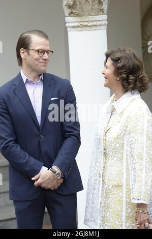 BORGHOLM 2014-07-14 le prince Daniel et la reine Silvia dans la cour de la résidence d été de la famille royale, le palais Sollidens, sur l île d Oland, en Suède, le 14 juillet 2014, lors des célébrations du 37e anniversaire de la princesse victorienne. Foto: Mikael Fritzon /TT / Kod: 62360 Banque D'Images