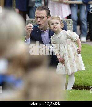 BORGHOLM 2014-07-14 le prince Daniel est vu des bulles avec la princesse Estelle dans la cour de la résidence d'été de la famille royale, le palais Sollidens, sur l'île d'Oland, en Suède, le 14 juillet 2014, lors des célébrations du 37e anniversaire de la princesse Victoria. Foto: Mikael Fritzon /TT / Kod: 62360 Banque D'Images