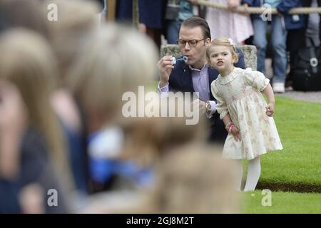 BORGHOLM 2014-07-14 le prince Daniel est vu des bulles avec la princesse Estelle dans la cour de la résidence d'été de la famille royale, le palais Sollidens, sur l'île d'Oland, en Suède, le 14 juillet 2014, lors des célébrations du 37e anniversaire de la princesse Victoria. Foto: Mikael Fritzon /TT / Kod: 62360 Banque D'Images