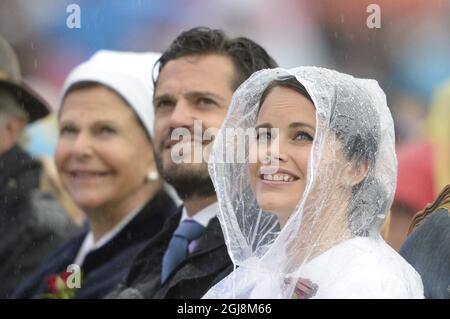 BORGHOLM 2014-07-14 la reine Silvia, le prince Carl Philip et Sofia Helllqvist sont vus lors des célébrations du 37e anniversaire de la princesse Crown Victoria à Borgholm, en Suède, le 14 juillet 2014. Foto: Mikael Fritzon / TT / Kod: 1564 Banque D'Images