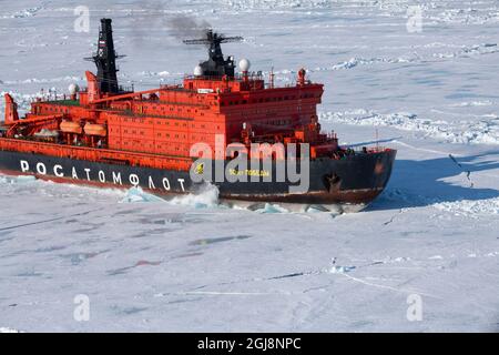 Russie. Vue aérienne du brise-glace nucléaire russe, 50 ans de victoire. Brisant la glace en bloc dans l'extrême-Arctique à 85.6 degrés au nord sur le chemin de t Banque D'Images