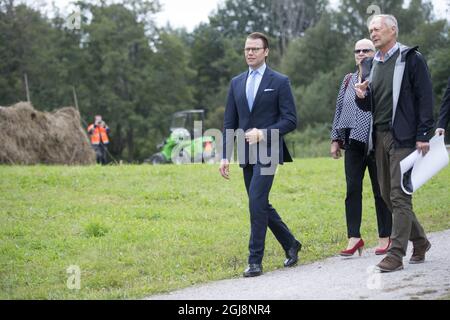 OREBRO 20140903 le prince Daniel reçoit une visite guidée de la municipalité écologiste Mats Rosenberg dans la réserve naturelle Oset à l'extérieur d'Orebro, au cours de sa visite d'une journée complète dans la ville, qui comprenait également des visites à l'université, à l'église et à un centre de jeunesse. Foto: Fredrik Sandberg / TT / Kod 10080 Banque D'Images