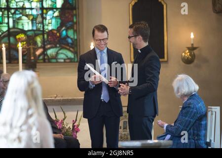 OREBRO 20140903 le prince Daniel reçoit une bougie de baptême du pasteur paroissial Patrik Bergman lors d'une visite à l'église d'Almby à Orebro. Le prince a passé une journée entière dans la ville, qui comprenait également des visites à l'université, à l'église et à un centre de jeunesse. Foto: Fredrik Sandberg / TT / Kod 10080 Banque D'Images