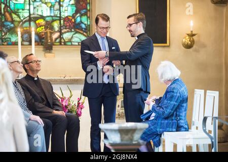 STOCKHOLM 20140903 le prince Daniel reçoit une bougie de baptême du pasteur paroissial Patrik Bergman lors d'une visite à l'église d'Almby à Orebro. Le prince a passé une journée entière dans la ville, qui comprenait également des visites à l'université, à l'église et à un centre de jeunesse. Foto: Suvad Mrkonjic / EXP / TT / Kod 7116 ** HORS SUÈDE** Banque D'Images