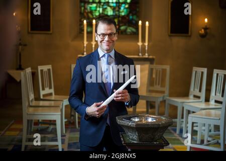 STOCKHOLM 20140903 le prince Daniel reçoit une bougie de baptême du pasteur paroissial Patrik Bergman lors d'une visite à l'église d'Almby à Orebro. Le prince a passé une journée entière dans la ville, qui comprenait également des visites à l'université, à l'église et à un centre de jeunesse. Foto: Suvad Mrkonjic / EXP / TT / Kod 7116 ** HORS SUÈDE** Banque D'Images