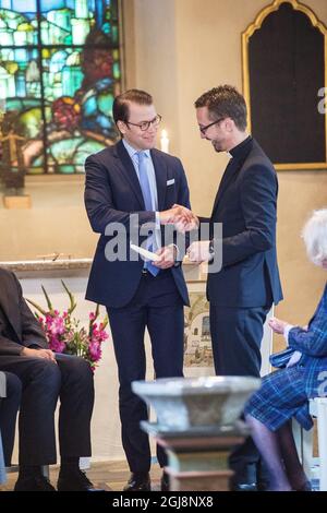 STOCKHOLM 20140903 le prince Daniel reçoit une bougie de baptême du pasteur paroissial Patrik Bergman lors d'une visite à l'église d'Almby à Orebro. Le prince a passé une journée entière dans la ville, qui comprenait également des visites à l'université, à l'église et à un centre de jeunesse. Foto: Suvad Mrkonjic / EXP / TT / Kod 7116 ** HORS SUÈDE** Banque D'Images