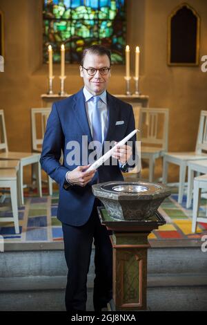 STOCKHOLM 20140903 le prince Daniel reçoit une bougie de baptême du pasteur paroissial Patrik Bergman lors d'une visite à l'église d'Almby à Orebro. Le prince a passé une journée entière dans la ville, qui comprenait également des visites à l'université, à l'église et à un centre de jeunesse. Foto: Suvad Mrkonjic / EXP / TT / Kod 7116 ** HORS SUÈDE** Banque D'Images