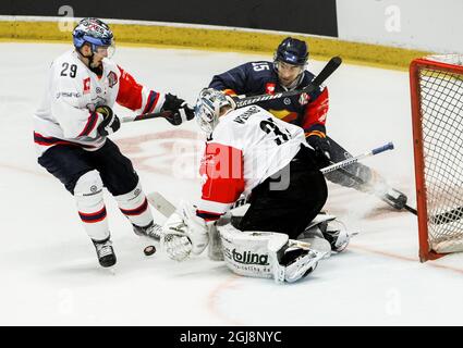 Stephen Saviano, de Djurgarden IF, à droite, lutte pour le palet avec Jens Baxmann, de Berlin, à gauche, et le gardien de but Petri Vehanen lors de leur match de hockey sur glace de la Ligue de hockey des champions, à Hovet Arena, à Stockholm, le 05 septembre 2014. Djurgarden a gagné le match 3-2. Photo: Claudio Bresciani / TT / code 10090 Banque D'Images