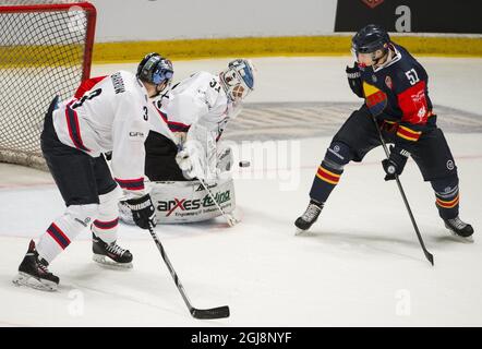 Robin Alvarez, de Djurgarden, à droite, vit pour le palet avec le gardien de but de Berlin, Petri Vehanen., et James Sharrow, à gauche, lors de leur match de hockey sur glace de la Ligue des champions de hockey à Hovet Arena à Stockholm le 05 septembre 2014. Photo: Claudio Bresciani / TT / code 10090 Banque D'Images