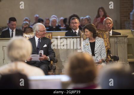 STOCKHOLM 2014-09-08 le roi Carl Gustaf et la reine Silvia ont assisté à un service œcuménique pour la situation en Irak et en Syrie qui s'est tenu à la cathédrale de Stockholm le 8 septembre 2014. Foto: Fredrik Sandberg / TT / Kod 10080 Banque D'Images