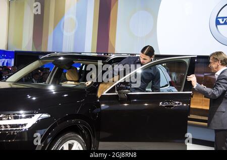 PARIS 2014-09-02 le footballeur suédois Zlatan Ibrahimovic est vu avec le PDG de Volvo Hakan Samuelsson dans la salle Volvo du salon automobile de Paris, le 2 octobre 2014. Zlatan a reçu une édition spéciale Volvo XC90 avec le numéro de série 10 qui est son numéro de maillot à Paris Saint Germaine. Cette édition spéciale ne comprend que 1927 voitures (la première Volvo a été montrée en 1927). Foto: Pontus Lundahl / TT / Kod 10050 Banque D'Images