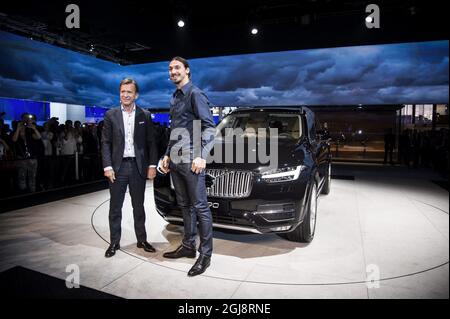 PARIS 2014-09-02 le footballeur suédois Zlatan Ibrahimovic est vu avec le PDG de Volvo Hakan Samuelsson dans la salle Volvo du salon automobile de Paris, le 2 octobre 2014. Zlatan a reçu une édition spéciale Volvo XC90 avec le numéro de série 10 qui est son numéro de maillot à Paris Saint Germaine. Cette édition spéciale ne comprend que 1927 voitures (la première Volvo a été montrée en 1927). Foto: Pontus Lundahl / TT / Kod 10050 Banque D'Images