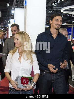 PARIS 2014-09-02 le footballeur suédois Zlatan Ibrahimovic et sa femme Helena Seger sont vus dans la salle Volvo du salon de l'automobile de Paris à Paris, France, le 2 octobre 2014. Zlatan a reçu une édition spéciale Volvo XC90 avec le numéro de série 10 qui est son numéro de maillot à Paris Saint Germaine. Cette édition spéciale ne comprend que 1927 voitures (la première Volvo a été montrée en 1927). Foto: Pontus Lundahl / TT / Kod 10050 Banque D'Images