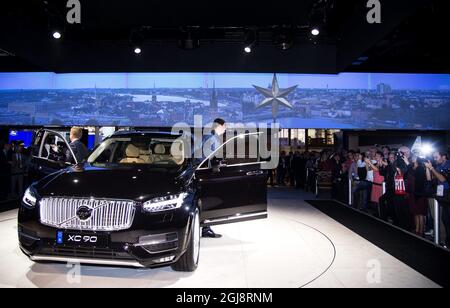 PARIS 2014-09-02 le footballeur suédois Zlatan Ibrahimovic est vu avec le PDG de Volvo Hakan Samuelsson dans la salle Volvo du salon automobile de Paris, le 2 octobre 2014. Zlatan a reçu une édition spéciale Volvo XC90 avec le numéro de série 10 qui est son numéro de maillot à Paris Saint Germaine. Cette édition spéciale ne comprend que 1927 voitures (la première Volvo a été montrée en 1927). Foto: Pontus Lundahl / TT / Kod 10050 Banque D'Images