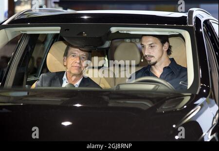 PARIS 2014-09-02 le footballeur suédois Zlatan Ibrahimovic est vu avec le PDG de Volvo Hakan Samuelsson dans la salle Volvo du salon automobile de Paris, le 2 octobre 2014. Zlatan a reçu une édition spéciale Volvo XC90 avec le numéro de série 10 qui est son numéro de maillot à Paris Saint Germaine. Cette édition spéciale ne comprend que 1927 voitures (la première Volvo a été montrée en 1927). Foto: Pontus Lundahl / TT / Kod 10050 Banque D'Images