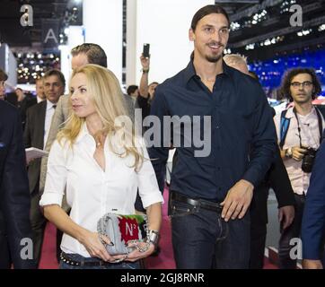 PARIS 2014-09-02 le footballeur suédois Zlatan Ibrahimovic et sa femme Helena Seger sont vus dans la salle Volvo du salon de l'automobile de Paris à Paris, France, le 2 octobre 2014. Zlatan a reçu une édition spéciale Volvo XC90 avec le numéro de série 10 qui est son numéro de maillot à Paris Saint Germaine. Cette édition spéciale ne comprend que 1927 voitures (la première Volvo a été montrée en 1927). Foto: Pontus Lundahl / TT / Kod 10050 Banque D'Images