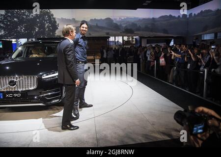 PARIS 2014-09-02 le footballeur suédois Zlatan Ibrahimovic est vu avec le PDG de Volvo Hakan Samuelsson dans la salle Volvo du salon automobile de Paris, le 2 octobre 2014. Zlatan a reçu une édition spéciale Volvo XC90 avec le numéro de série 10 qui est son numéro de maillot à Paris Saint Germaine. Cette édition spéciale ne comprend que 1927 voitures (la première Volvo a été montrée en 1927). Foto: Pontus Lundahl / TT / Kod 10050 Banque D'Images
