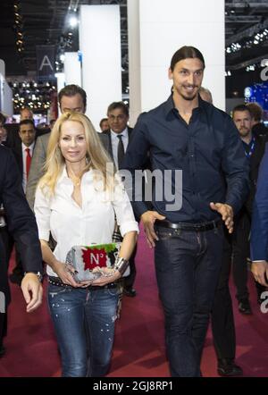 PARIS 2014-09-02 le footballeur suédois Zlatan Ibrahimovic et sa femme Helena Seger sont vus dans la salle Volvo du salon de l'automobile de Paris à Paris, France, le 2 octobre 2014. Zlatan a reçu une édition spéciale Volvo XC90 avec le numéro de série 10 qui est son numéro de maillot à Paris Saint Germaine. Cette édition spéciale ne comprend que 1927 voitures (la première Volvo a été montrée en 1927). Foto: Pontus Lundahl / TT / Kod 10050 Banque D'Images