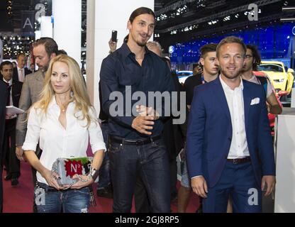 PARIS 2014-09-02 le footballeur suédois Zlatan Ibrahimovic et sa femme Helena Seger sont vus dans la salle Volvo du salon de l'automobile de Paris à Paris, France, le 2 octobre 2014. Zlatan a reçu une édition spéciale Volvo XC90 avec le numéro de série 10 qui est son numéro de maillot à Paris Saint Germaine. Cette édition spéciale ne comprend que 1927 voitures (la première Volvo a été montrée en 1927). Foto: Pontus Lundahl / TT / Kod 10050 Banque D'Images