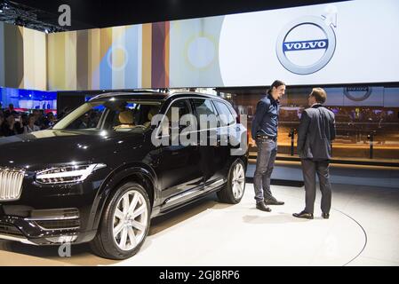 PARIS 2014-09-02 le footballeur suédois Zlatan Ibrahimovic est vu avec le PDG de Volvo Hakan Samuelsson dans la salle Volvo du salon automobile de Paris, le 2 octobre 2014. Zlatan a reçu une édition spéciale Volvo XC90 avec le numéro de série 10 qui est son numéro de maillot à Paris Saint Germaine. Cette édition spéciale ne comprend que 1927 voitures (la première Volvo a été montrée en 1927). Foto: Pontus Lundahl / TT / Kod 10050 Banque D'Images
