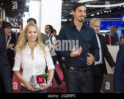 PARIS 2014-09-02 le footballeur suédois Zlatan Ibrahimovic et sa femme Helena Seger sont vus dans la salle Volvo du salon de l'automobile de Paris à Paris, France, le 2 octobre 2014. Zlatan a reçu une édition spéciale Volvo XC90 avec le numéro de série 10 qui est son numéro de maillot à Paris Saint Germaine. Cette édition spéciale ne comprend que 1927 voitures (la première Volvo a été montrée en 1927). Foto: Pontus Lundahl / TT / Kod 10050 Banque D'Images