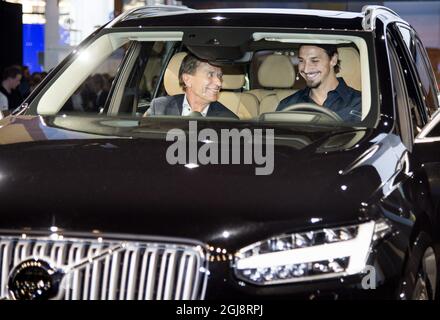 PARIS 2014-09-02 le footballeur suédois Zlatan Ibrahimovic est vu avec le PDG de Volvo Hakan Samuelsson dans la salle Volvo du salon automobile de Paris, le 2 octobre 2014. Zlatan a reçu une édition spéciale Volvo XC90 avec le numéro de série 10 qui est son numéro de maillot à Paris Saint Germaine. Cette édition spéciale ne comprend que 1927 voitures (la première Volvo a été montrée en 1927). Foto: Pontus Lundahl / TT / Kod 10050 Banque D'Images