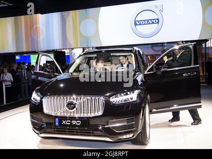 PARIS 2014-09-02 le footballeur suédois Zlatan Ibrahimovic est vu avec le PDG de Volvo Hakan Samuelsson dans la salle Volvo du salon automobile de Paris, le 2 octobre 2014. Zlatan a reçu une édition spéciale Volvo XC90 avec le numéro de série 10 qui est son numéro de maillot à Paris Saint Germaine. Cette édition spéciale ne comprend que 1927 voitures (la première Volvo a été montrée en 1927). Foto: Pontus Lundahl / TT / Kod 10050 Banque D'Images