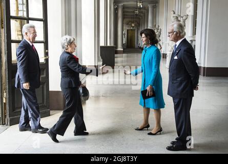 STOCKHOLM 2014-09-08 le roi Carl Gustaf et la reine Silvia accueillent le président autrichien Heinz Fischer et Mme Margit Fischer au Palais royal de Stockholm, en Suède, le 8 octobre 2014. Foto: Pontus Lundahl / TT / Kod 10050 Banque D'Images