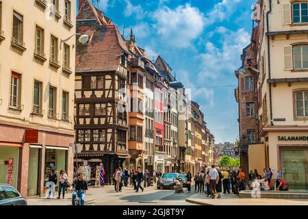 Superbe vue sur la rue du Vieux-marché-aux-Poissons et la maison Bollinger avec sa façade à colombages au coin de la rue... Banque D'Images