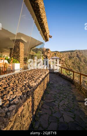 Espagne, Canaries, l'île de El Hierro, Guarazoca, le Mirador de la Pena, affichage et d'un restaurant conçu par le célèbre artiste César Manrique Banque D'Images