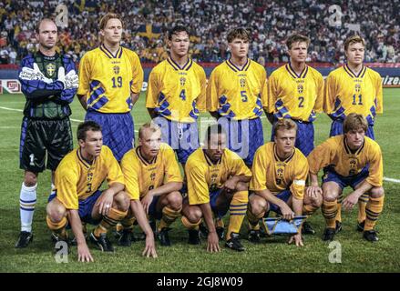 STOCKHOLM 2014-10-29 dossier 1998 le joueur suédois de football Klas Ingesson est décédé depuis 46 ans. Ingesson était membre de l'équipe nationale suédoise qui a remporté une médaille de bronze à la coupe du monde 1994 aux États-Unis. Il joue pour IFK Gothenburg, Mechelen, PSV Eindhoven, Sheffield mercredi, Bari, Bologne, Marseille et Lecce. L'année dernière, il a été entraîneur pour l'équipe de la série suédoise A, Elfsborg. Ingesson a souffert d'un cancer. Légende originale; PONTIAC 1994-06-24 Sedens National tean pendant la coupe du monde des États-Unis 1994 rangée arrière de gauche; fThomas Ravelli, Kenneth Andersson, Joachim Bjorklund, Roger Ljung, Roland Nilsson et Tom Banque D'Images