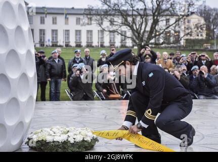 STOCKHOLM 2014-11-12 le prince Carl Philip de Suède a assisté à un service commémoratif pour la Force suédoise de maintien de la paix des Nations Unies à Chypre (UNFICYP) au Monument de rétablissement des anciens combattants au parc Djurgarden à Stockholm (Suède), le 12 novembre 2014. Photo: Anders Wiklund / TT / ** SUÈDE SORTIE ** Banque D'Images