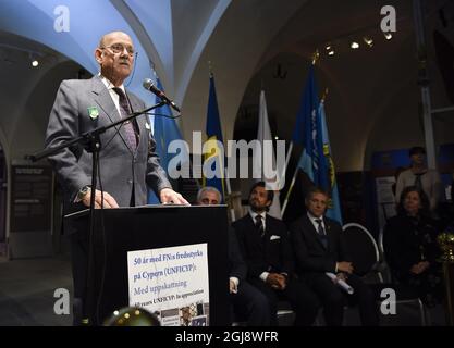 STOCKHOLM 2014-11-12 le prince Carl Philip, de Suède, à droite, écoute le vétéran par Hedlund lors d'une exposition pour la Force suédoise de maintien de la paix des Nations Unies à Chypre (UNFICYP), à Stockholm (Suède), le 12 novembre 2014. Photo: Anders Wiklund / TT / ** SUÈDE SORTIE ** Banque D'Images