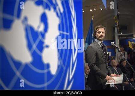 STOCKHOLM 2014-11-12 le Prince Carl Philip de Suède s'entretient lors d'une exposition sur la Force suédoise de maintien de la paix des Nations Unies à Chypre (UNFICYP), à Stockholm (Suède), le 12 novembre 2014. Photo: Anders Wiklund / TT / ** SUÈDE SORTIE ** Banque D'Images