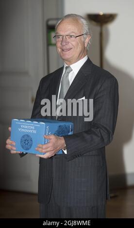 STOCKHOLM 20141118 le roi Carl Gustaf de bonne humeur après avoir reçu une nouvelle traduction des Sagas des Islandais en cinq reliures de l'ambassadeur d'Islande Gunnar Gunnarsson lorsqu'il et une délégation de l'éditeur Johan Sigurdsson, l'éditeur Annette Lassen, L'artiste graphique Karin Birgitte Lund et l'écrivain ÃžÃ³rarinn eldjárn ont visité le Palais Royal de Stockholm. Photo: Fredrik Sandberg / TT / Kod 10080 Banque D'Images