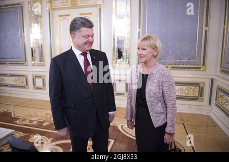 KIEV 2014-11-26 le ministre suédois des Affaires étrangères, Margot Wallstrom, est vu avec le président de l'Ukraine Petro Porochenko dans le palais présidentiel de Kiev. Ukraine, 26 novembre 2014. Wallstrom a visité l'Ukraine pour des entretiens bilatéraux Foto: Sven Lindwall / EXP / TT / Kod: 7117 ** HORS SUÈDE ** Banque D'Images