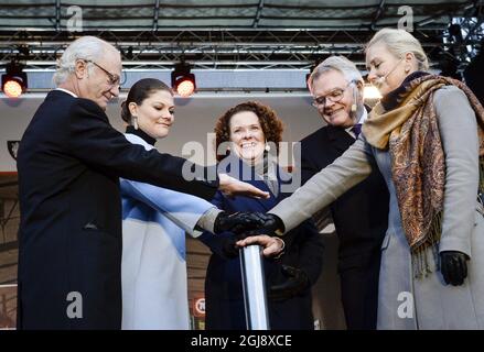 STOCKHOLM 2014-11-30 L-R: Roi de Suède Carl Gustaf, princesse de la Couronne Victoria, Karin Wanngard, commissaire de la ville financière de Stockholm, Gunnar Malm, directeur général de l'Administration suédoise des transports et Anna Johansson, ministre des infrastructures, appuyez sur le bouton lors de l'inauguration du système de tunnel de 3695 mètres de long 'Norra LÃƒÂ¤nken' (La liaison Nord) à Stockholm, Suède, le 30 novembre 2014. Photo: Claudio Bresciani / TT / Kod 10090 Banque D'Images