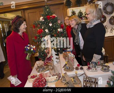 PARIS 2014-12-02 Reine Silvia vue lors d'une visite à la Foire de Noël de l'Église suédoise à Paris, France, le 3 décembre 2014. Le roi Carl Gustaf et la reine Silvia font une visite d'État de quatre jours en France. Photo: Jonas Ekstromer / TT / Kod 10030 Banque D'Images