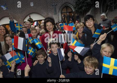 PARIS 2014-12-02 la reine Silvia est entourée de drapeaux suédois et français lors de sa visite à l'école suédoise de Paris, France, le 3 décembre 2014. Le roi Carl Gustaf et la reine Silvia font une visite d'État de quatre jours en France. Photo: Jonas Ekstromer / TT / Kod 10030 Banque D'Images