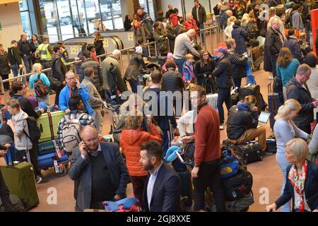 ARLANDA 20141209 le mardi 9 2014 décembre, la police enquête sur une menace de bombe présumée à l'aéroport d'Arlanda, au nord de Stockholm, en Suède. Selon la police, la menace est contre un vol spécifique et les portes du terminal 5 ont été enfermées. Photo: Johan Nilsson / TT Kod 50090 Banque D'Images