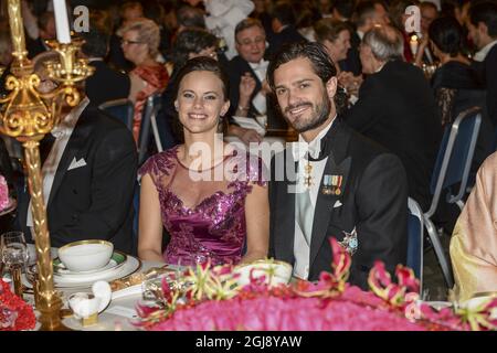 STOCKHOLM 2014-12-10 Sofia Hellqvist et le prince Carl Philip au banquet Nobel à l'hôtel de ville de Stockholm, Suède, le 10 décembre 2014. Photo: Fredrik Sandberg / TT / Kod 10080 Banque D'Images