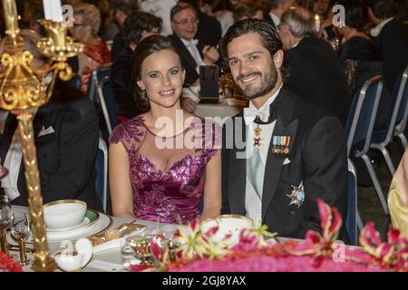 STOCKHOLM 2014-12-10 Sofia Hellqvist et le prince Carl Philip au banquet Nobel à l'hôtel de ville de Stockholm, Suède, le 10 décembre 2014. Photo: Fredrik Sandberg / TT / Kod 10080 Banque D'Images