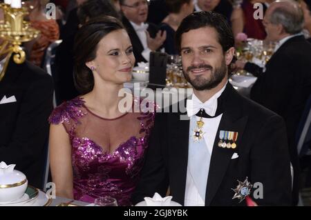 STOCKHOLM 2014-12-10 Sofia Hellqvist et le prince Carl Philip au banquet Nobel à l'hôtel de ville de Stockholm, Suède, le 10 décembre 2014. Photo: Claudio Bresciani / TT / Kod 10090 Banque D'Images