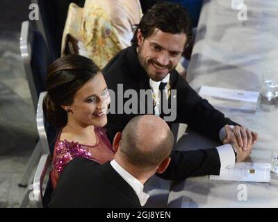 STOCKHOLM 2014-12-10 Sofia Hellqvist et le prince Carl Philip au banquet Nobel à l'hôtel de ville de Stockholm, Suède, le 10 décembre 2014. Photo: Claudio Bresciani / TT / Kod 10090 Banque D'Images